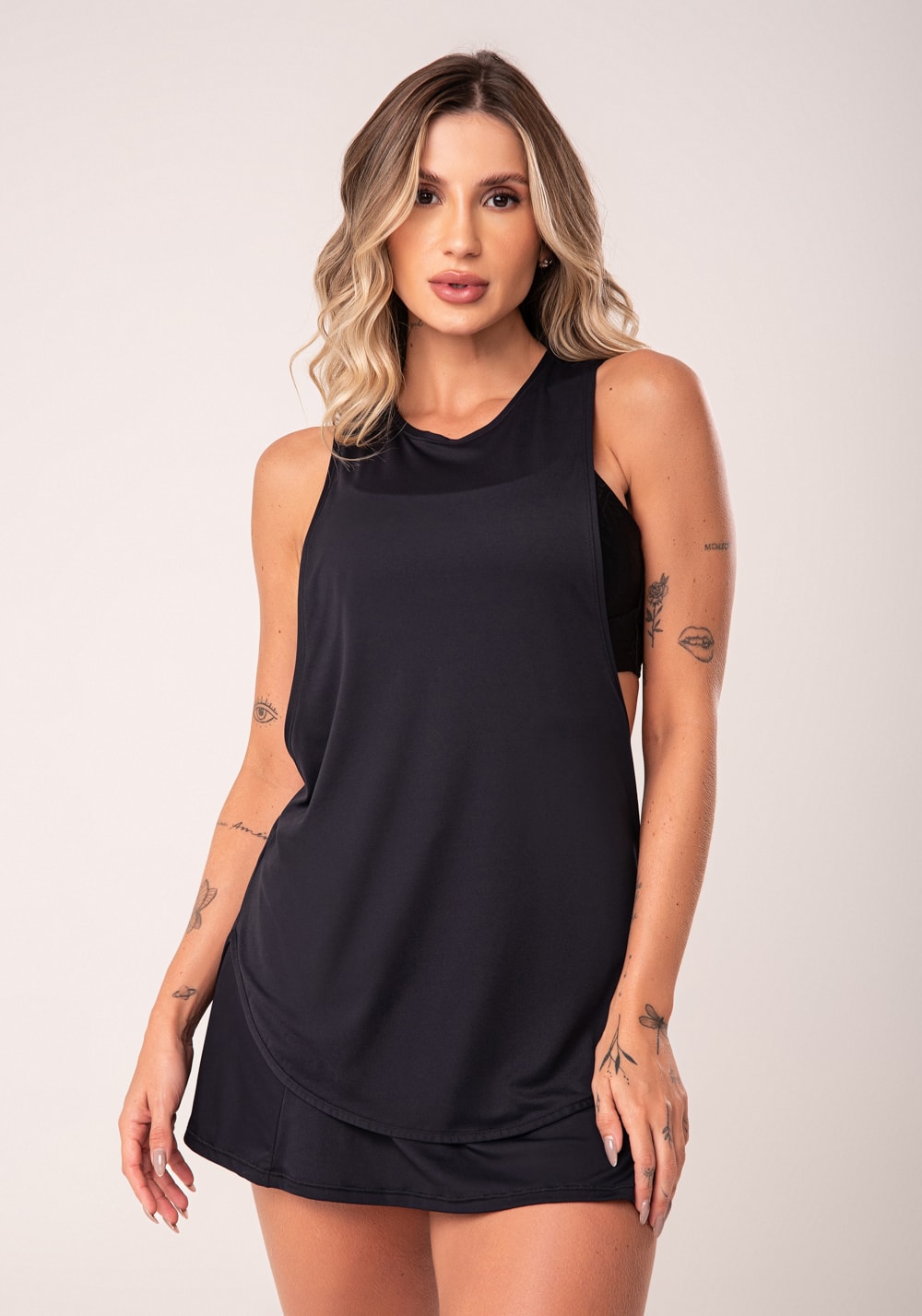 Camiseta fitness feminina preto maxi cava alongada flow