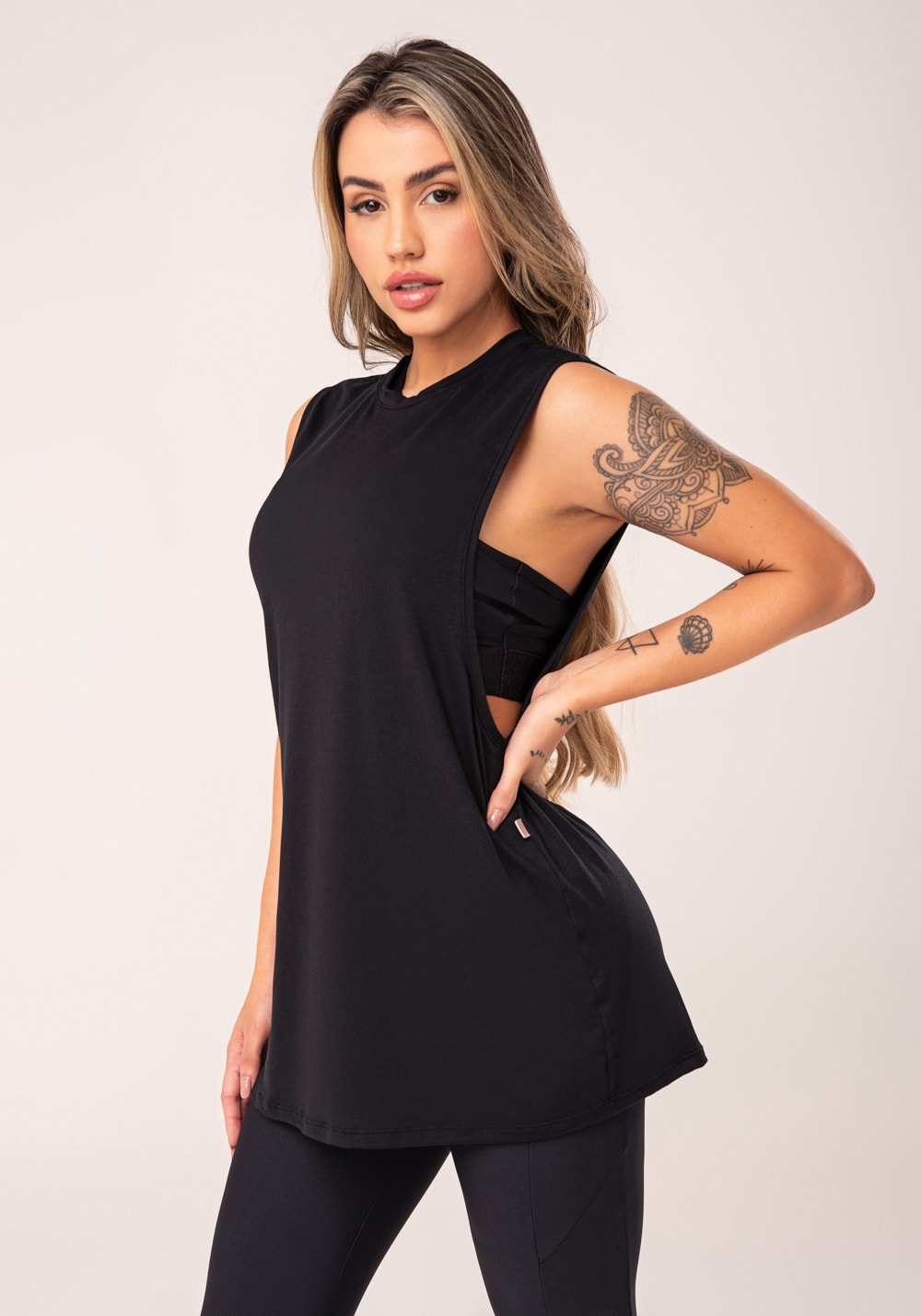 Camiseta fitness feminina preto maxi cava flow