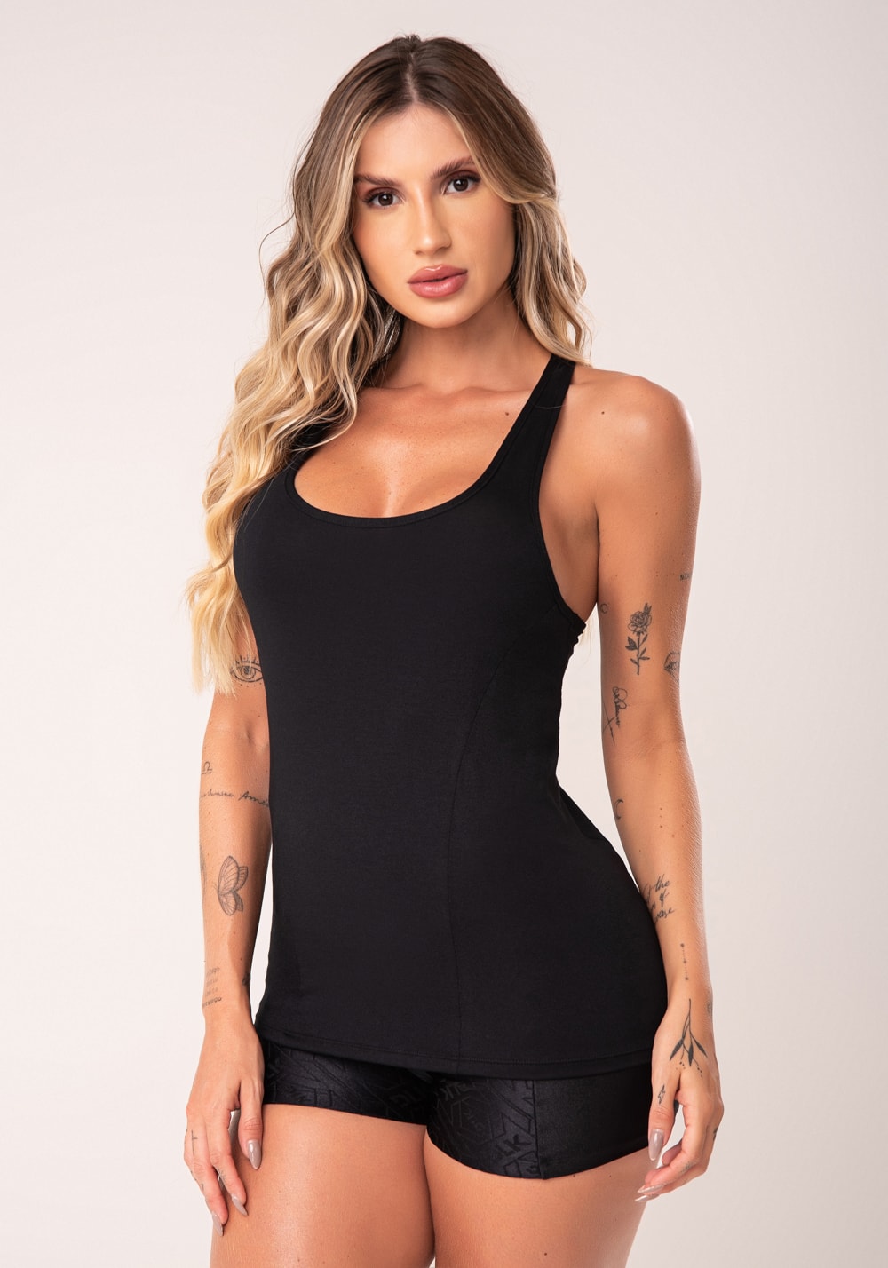 Camiseta fitness feminina preto modelo nadador com recortes flow