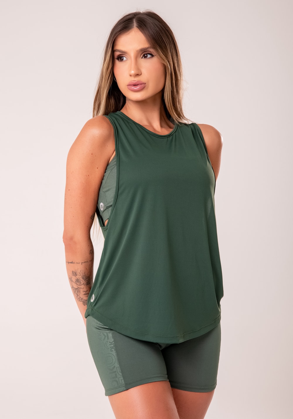 Camiseta fitness feminina verde com maxi cava reflections