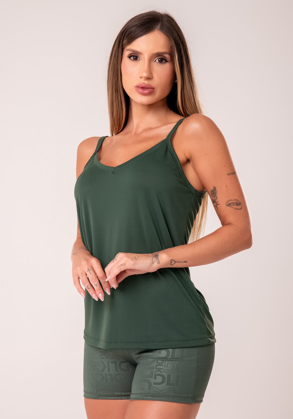 Camiseta fitness feminina verde de alcinha com decote v reflections