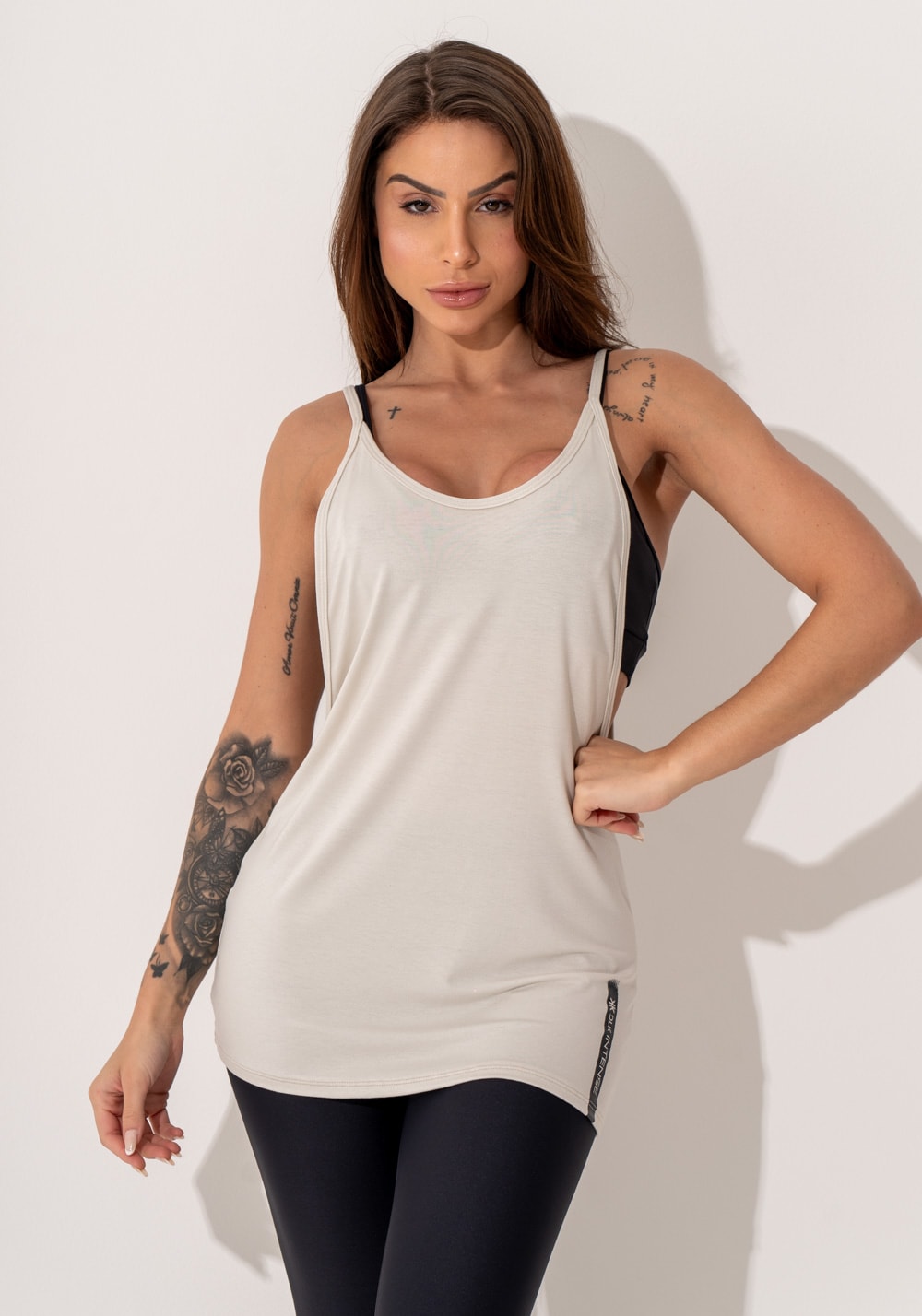 Camiseta fitness feminina viscolycra off white maxxi cava com silk int