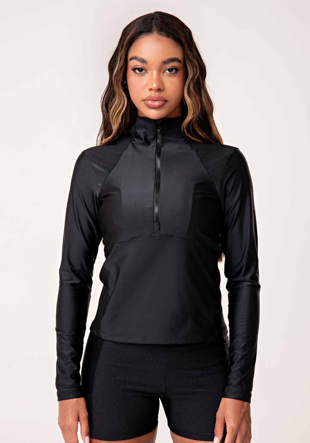 Casaco feminino preto gola alta e detalhe canelado lush