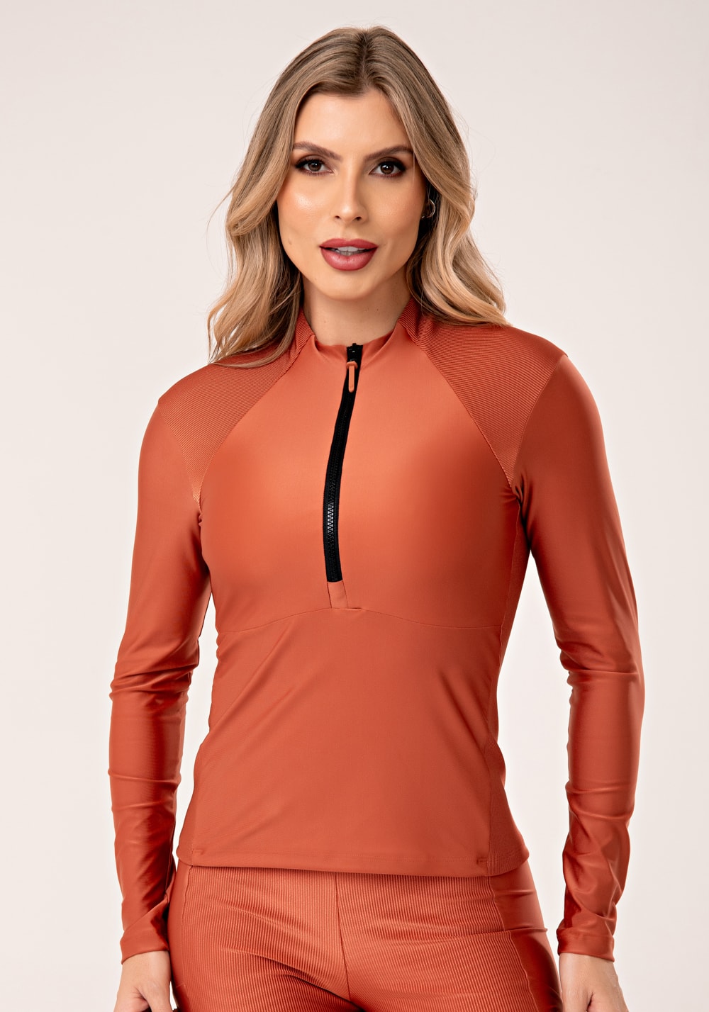 Casaco feminino terracota gola alta e detalhe canelado lush