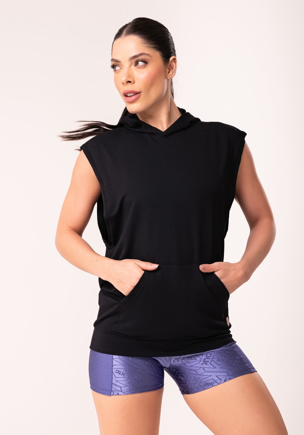 Colete feminino preto moletinho oversized com bolso frontal e capuz fl