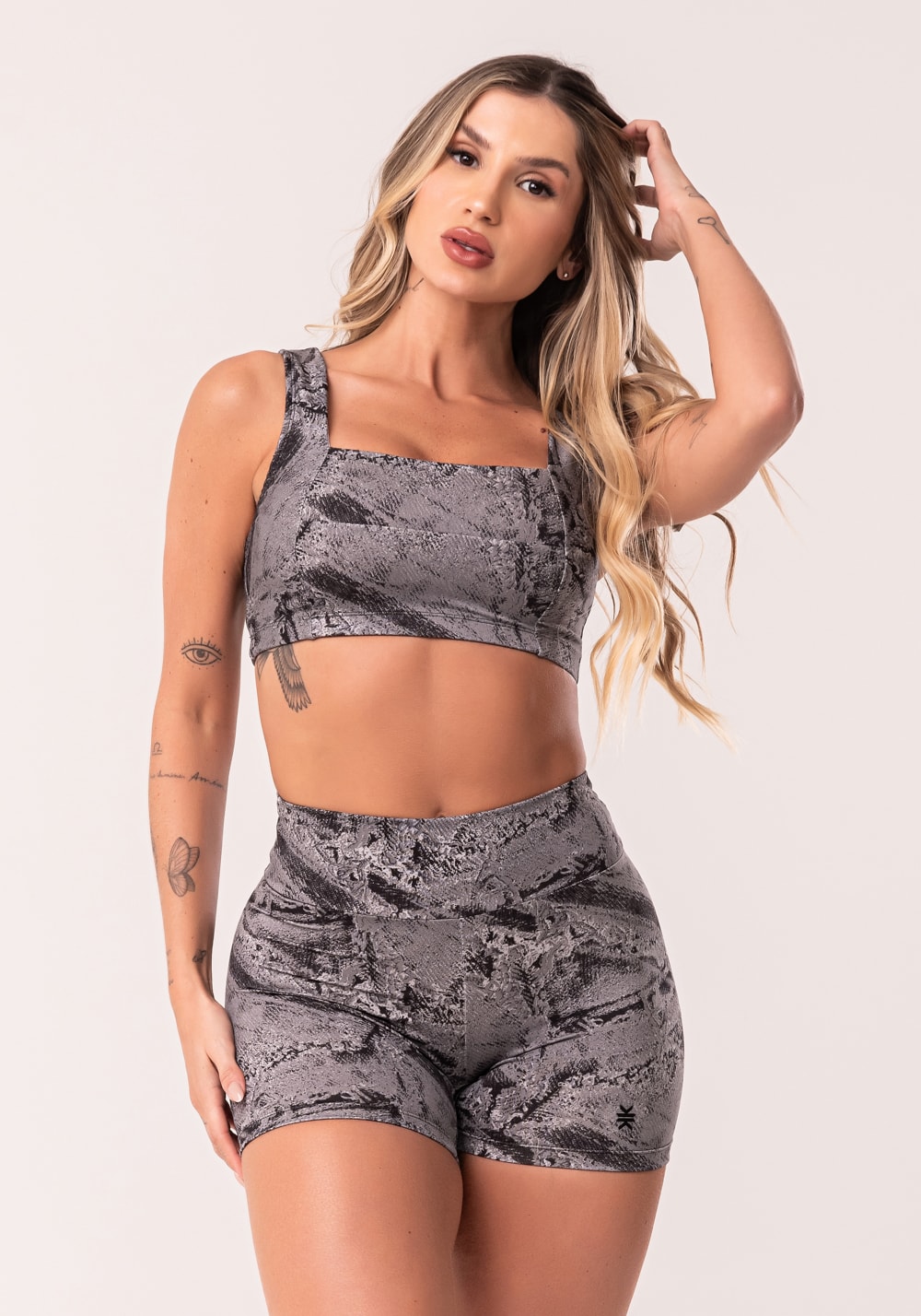 Conjunto fitness feminino cinza top e short estampa burned gray euphor