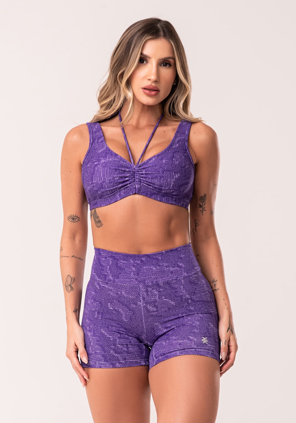 Conjunto fitness feminino lilás top franzido e short estampa camouflag