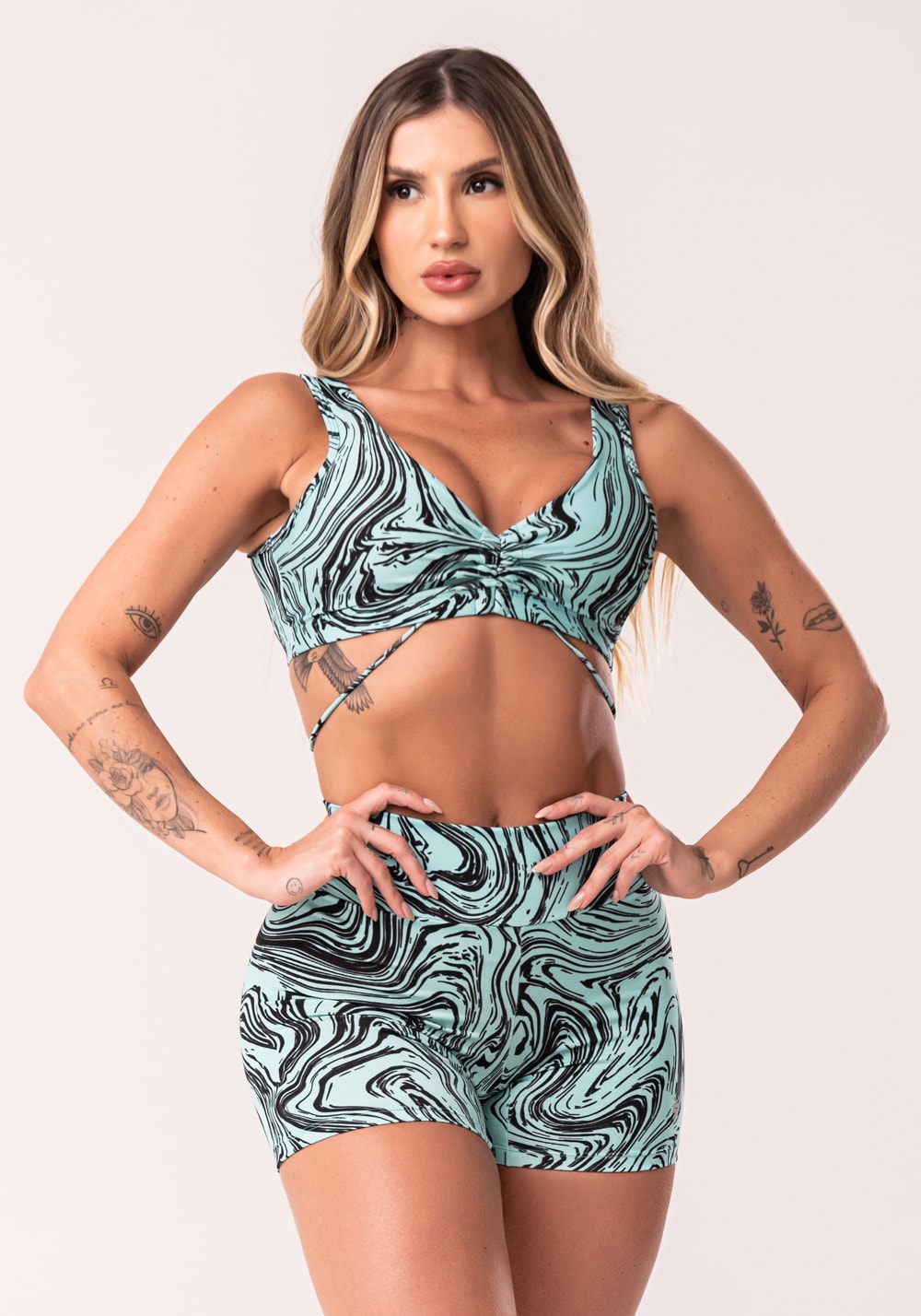 Conjunto fitness feminino verde top franzido e short estampa abstract