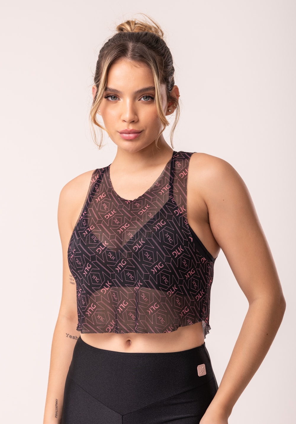 Cropped de tule feminino preto e coral logomania flow dlk