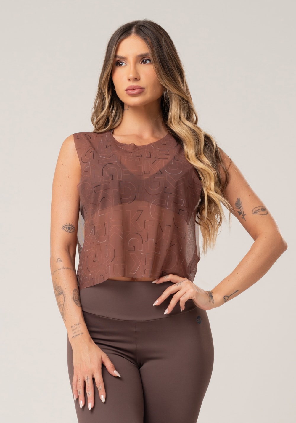 Cropped feminino de tule estampado logomania marrom printed mousse