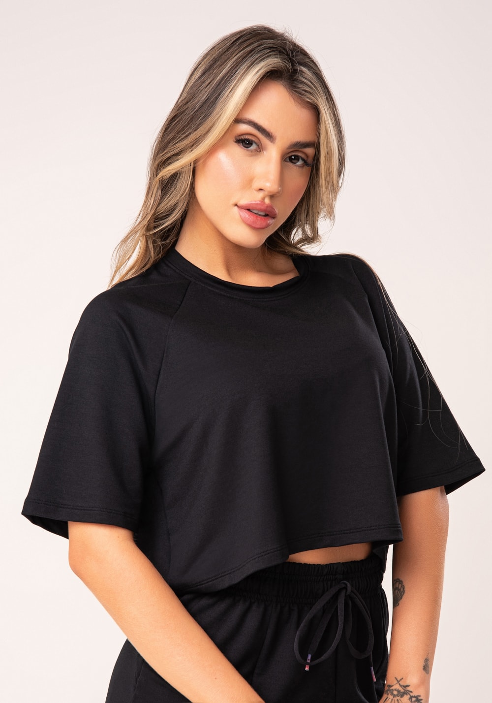 Cropped feminino preto moletinho manga curta raglan flow dlk