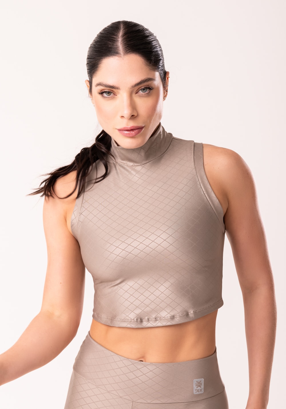 Cropped shine nude textura quadriculada com gola alta dlk