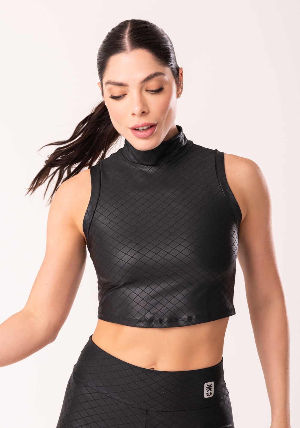 Cropped Shine Preto Textura Quadriculada Com Gola Alta cropped-shine-preto-textura-quadriculada-com-gola-alta