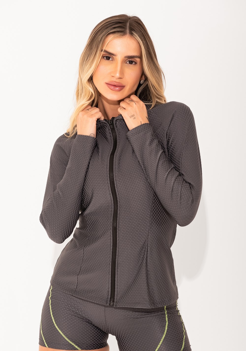 Jaqueta esportiva feminina cinza texturizada elegance