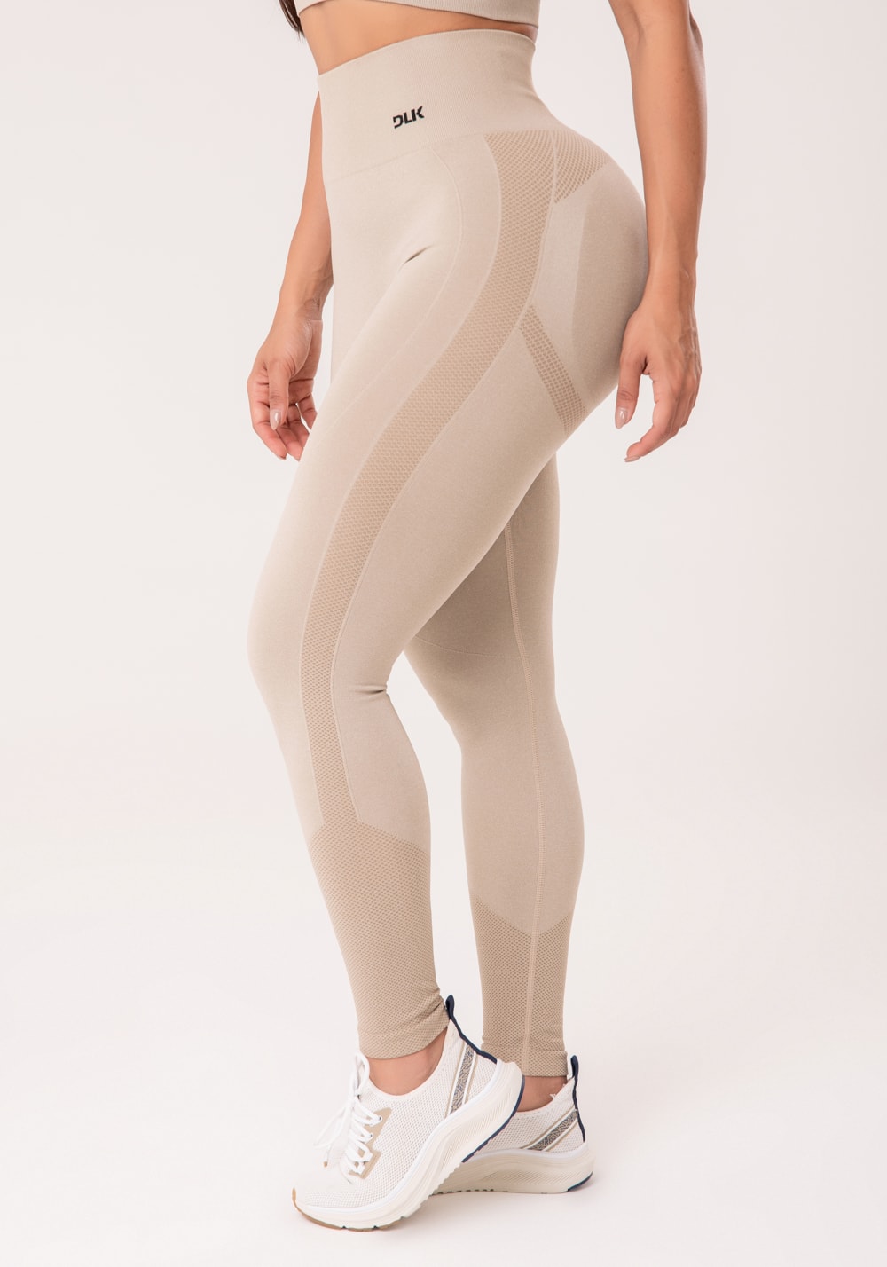 Legging fitness feminina areia com detalhe texturizado e modela bumbum