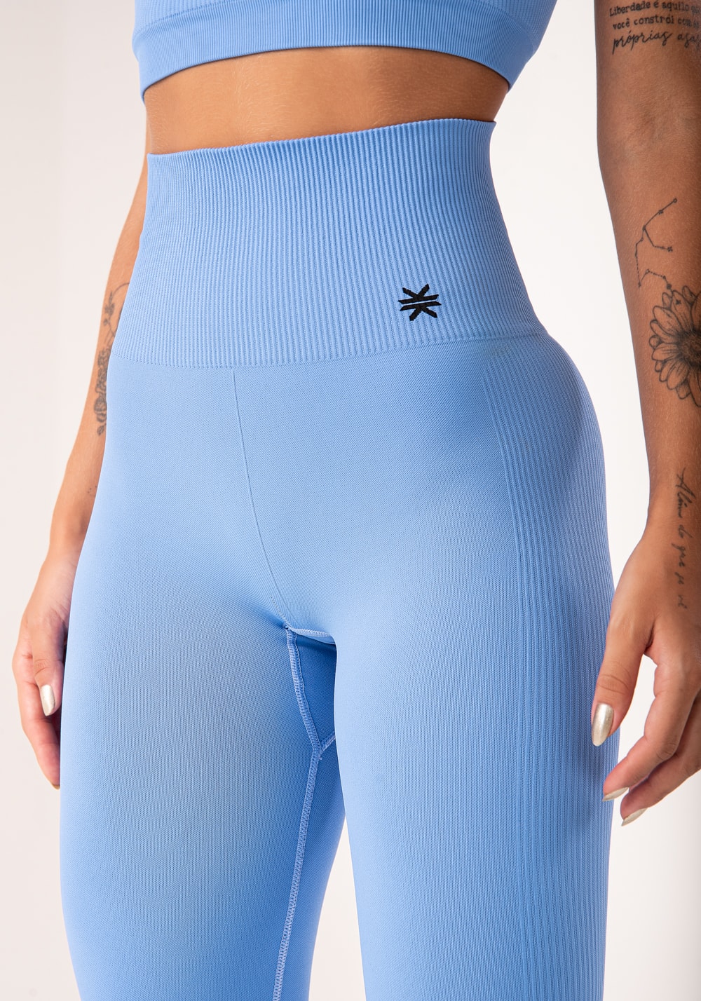 Legging fitness feminina azul claro com recorte canelado seamless