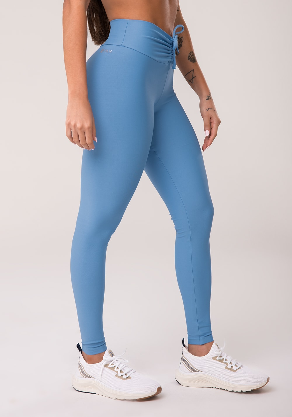 Legging fitness feminina azul com franzido e amarração aura