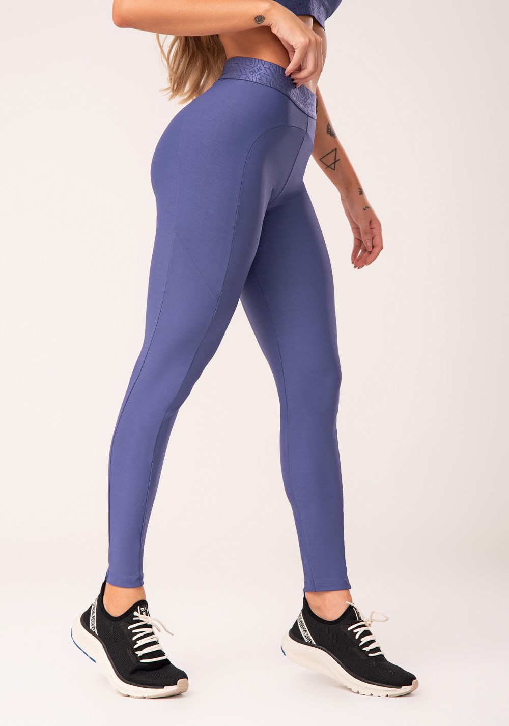 Legging fitness feminina azul com recortes e elástico na cintura flow