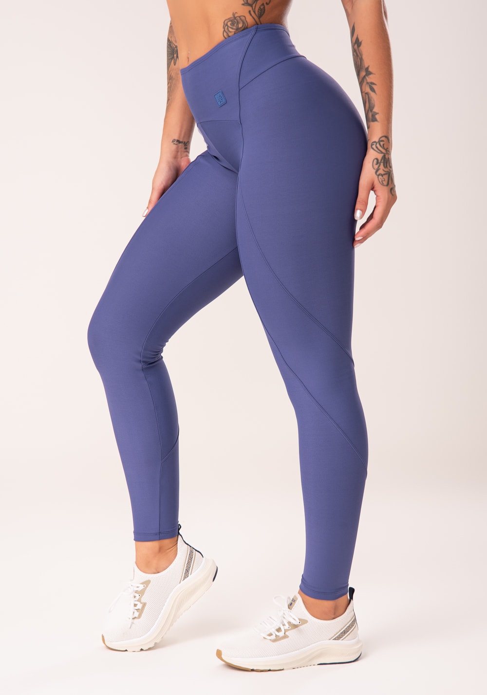 Legging fitness feminina azul com recortes e pesponto flow