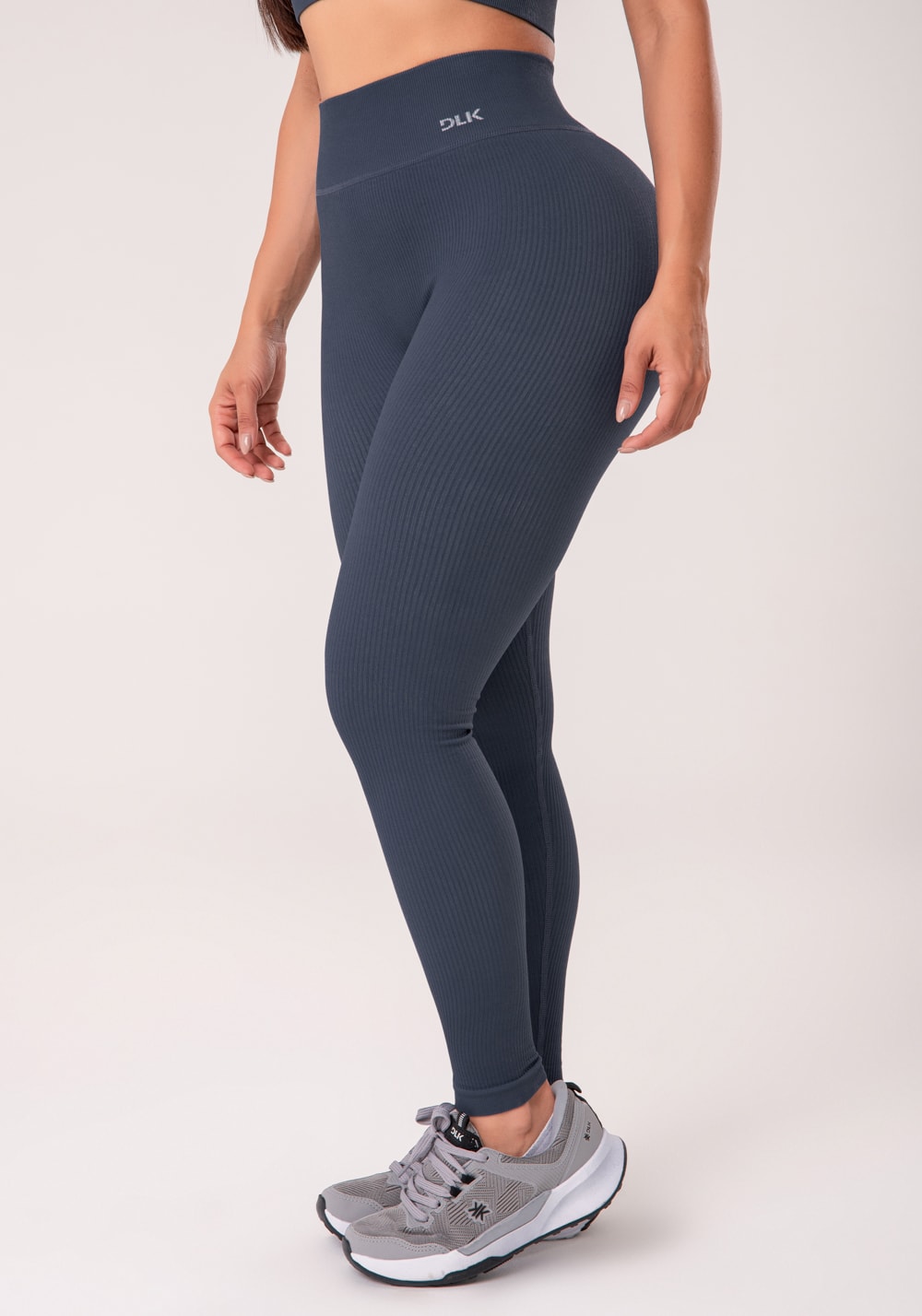 Legging fitness feminina cinza chumbo canelada com cós alto seamless+