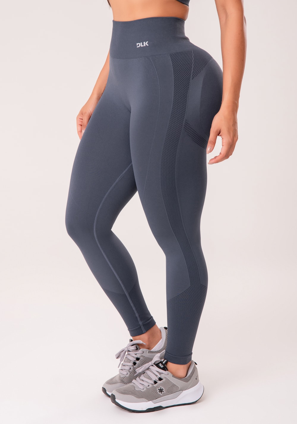 Legging fitness feminina cinza chumbo com detalhe texturizado e modela