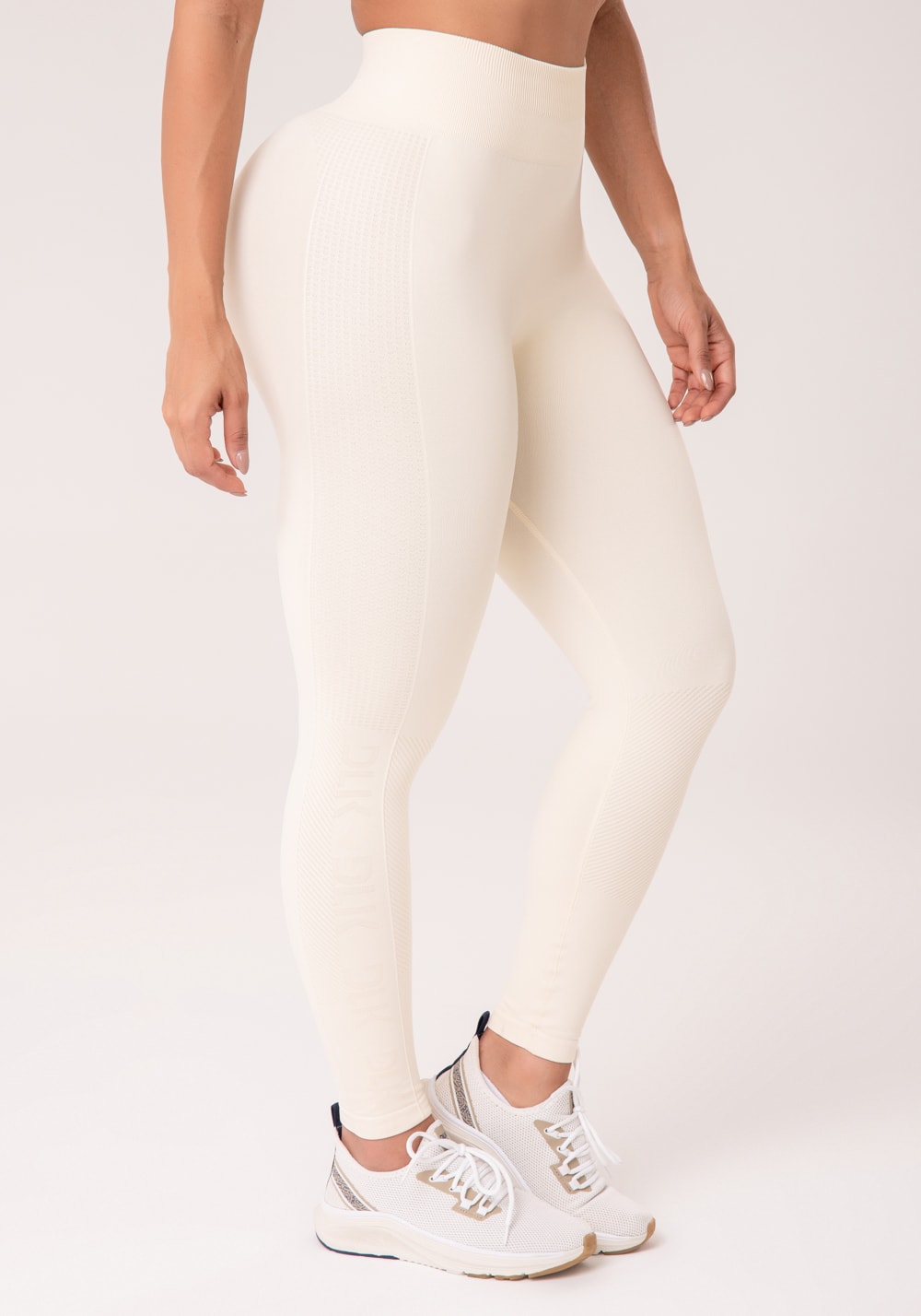 Legging fitness feminina creme com detalhe logomania e modela bumbum s