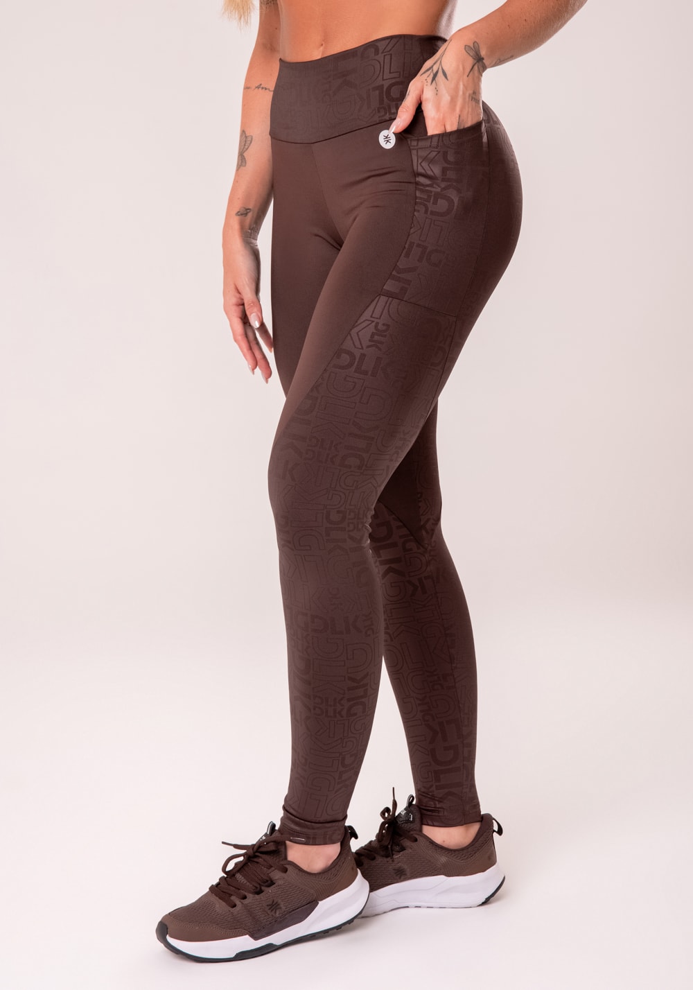 Legging fitness feminina marrom com bolsos logomania reflections