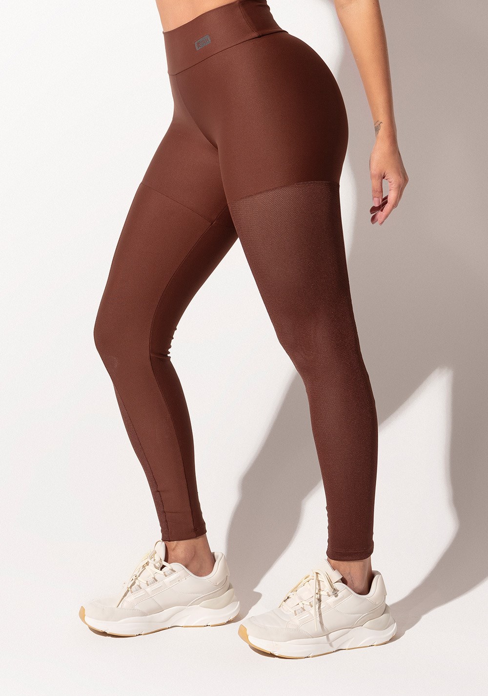 Legging fitness feminina marrom com recorte lateral em tela intense