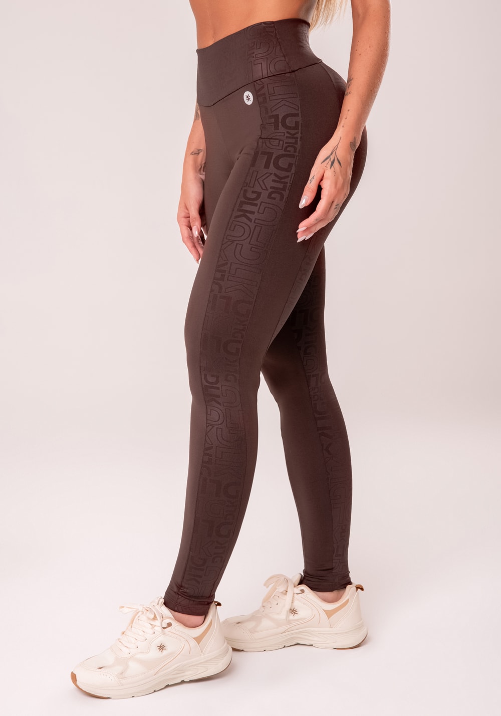 Legging fitness feminina marrom com recortes logomania reflections