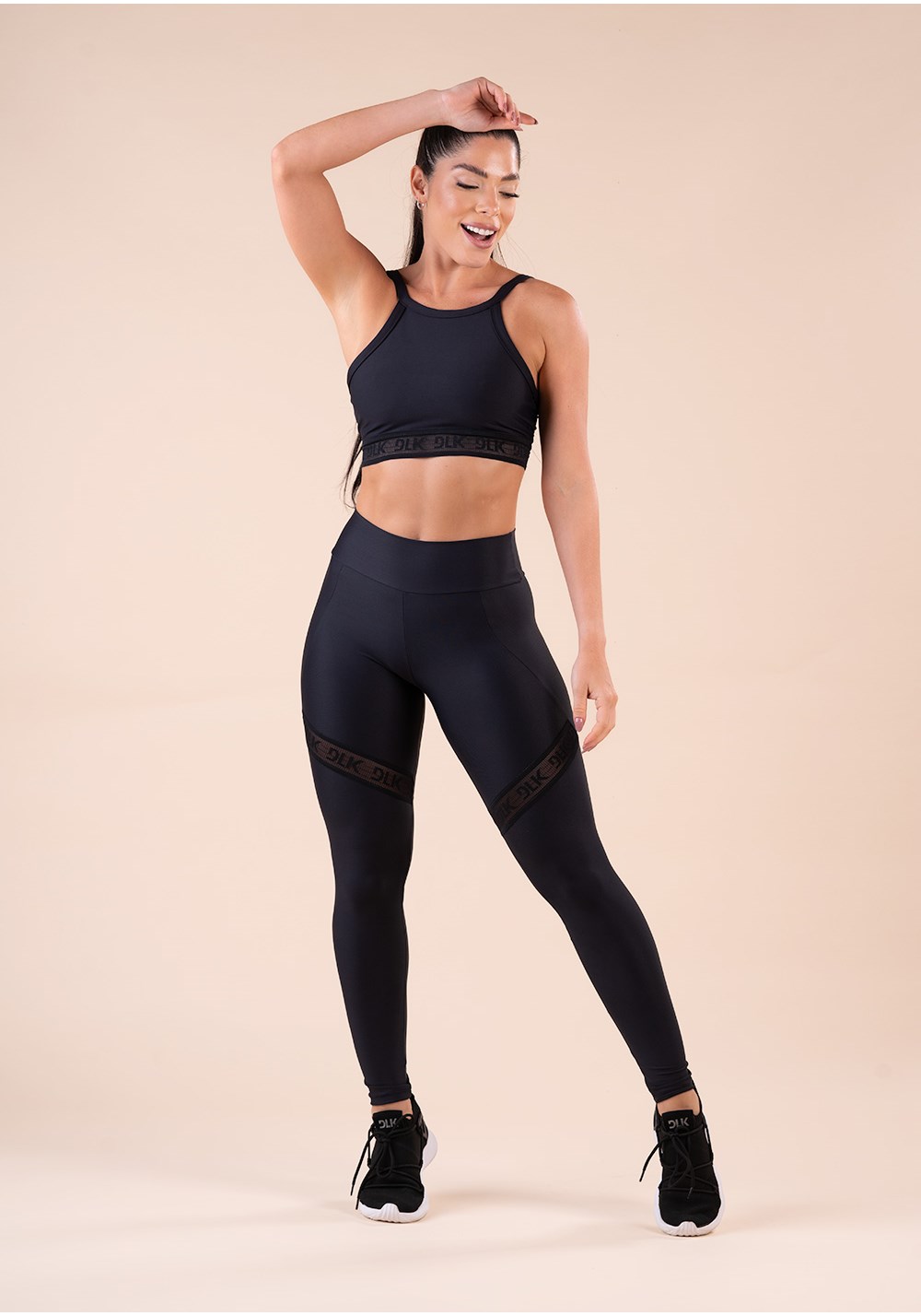 Legging fitness feminina preta com recorte e elástico vazado action