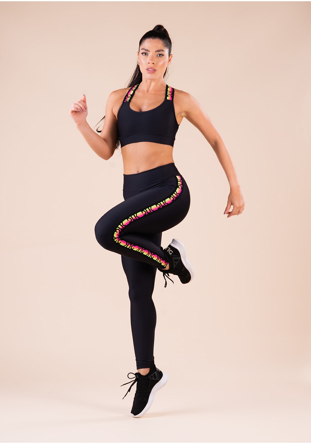 Legging fitness feminina preta elástico lateral colorido action