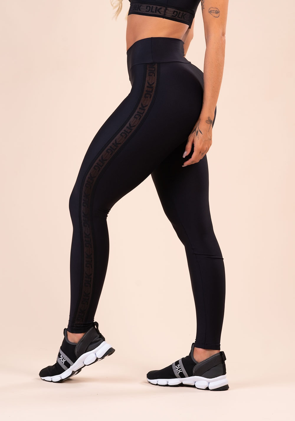 Legging fitness feminina preta elástico vazado lateral action