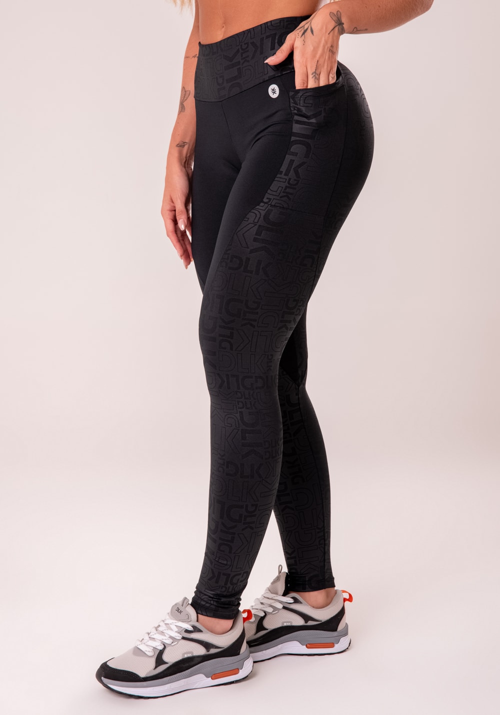 Legging fitness feminina preto com bolsos logomania reflections