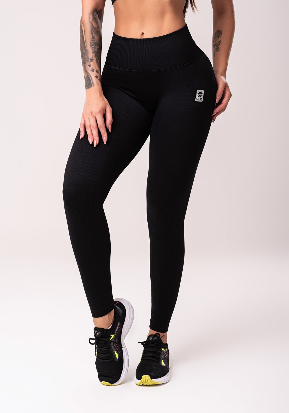 Legging fitness feminina preto com cós alto e detalhe em v seamless