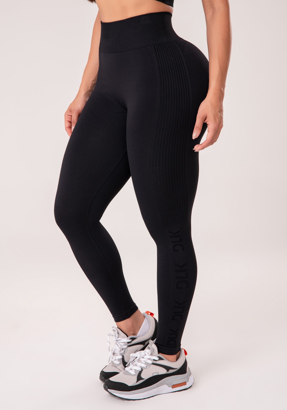 Legging fitness feminina preto com detalhe logomania e modela bumbum s