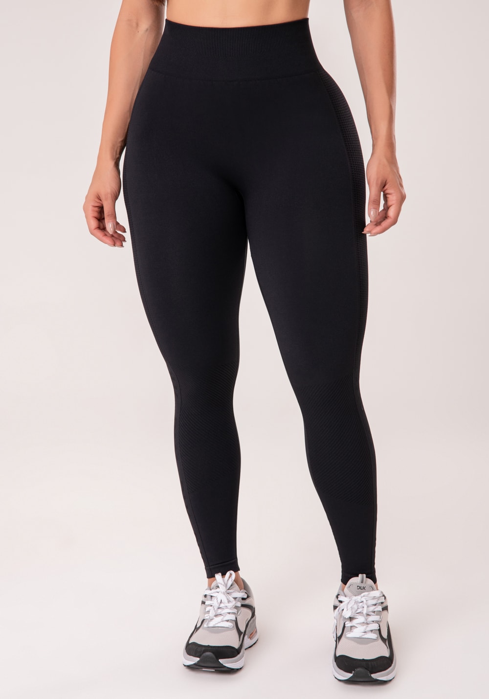 Legging fitness feminina preto com detalhe logomania e modela