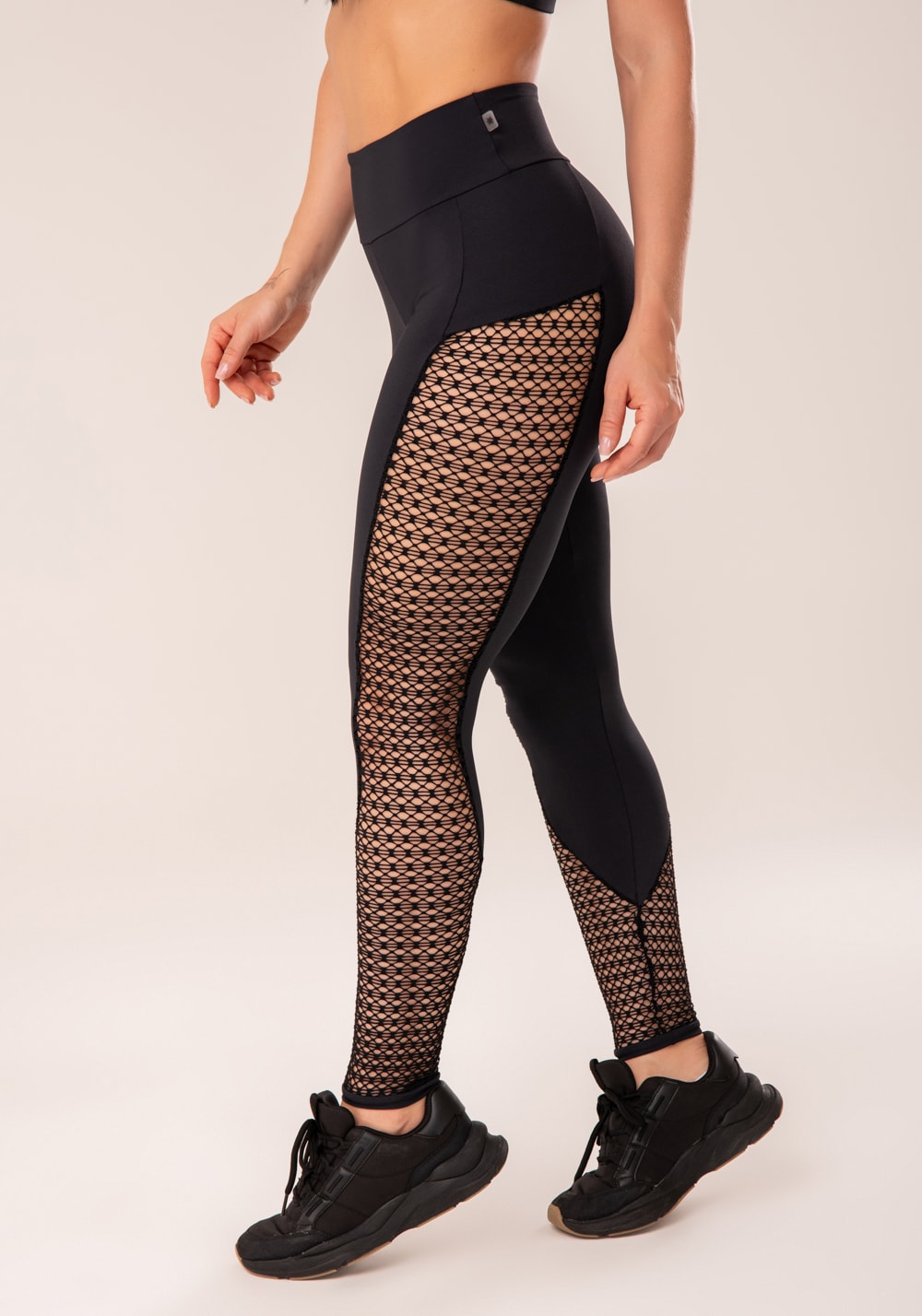 Legging fitness feminina preto com recortes em tela harmony