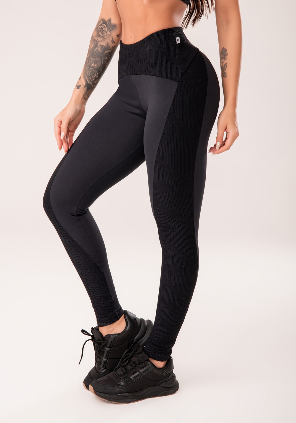 Legging fitness feminina preto com recortes harmony