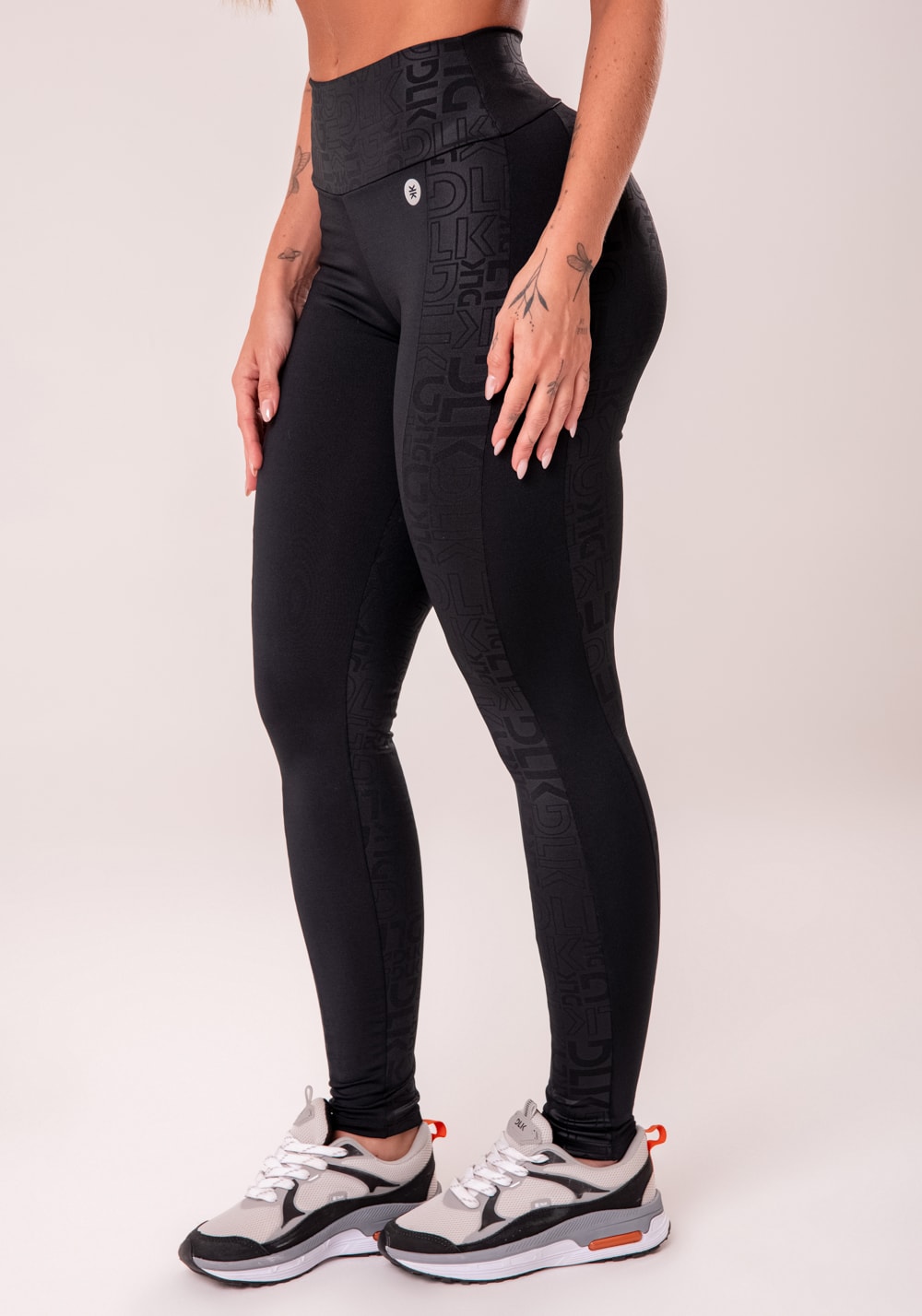 Legging fitness feminina preto com recortes logomania reflections