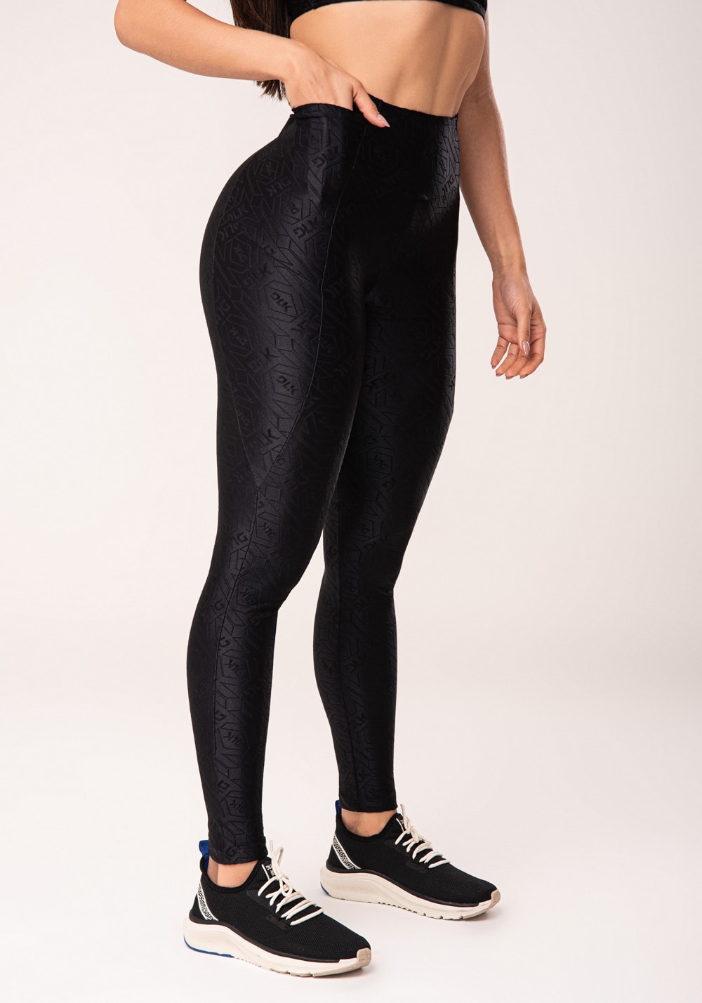 Legging fitness feminina preto logomania com recortes e bolsos flow