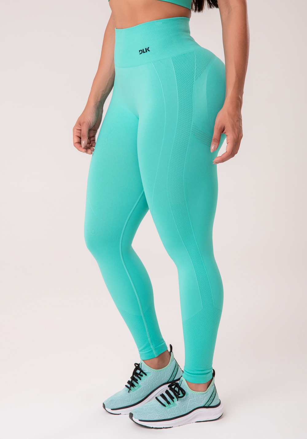 Legging fitness feminina verde água com detalhe texturizado e modela b