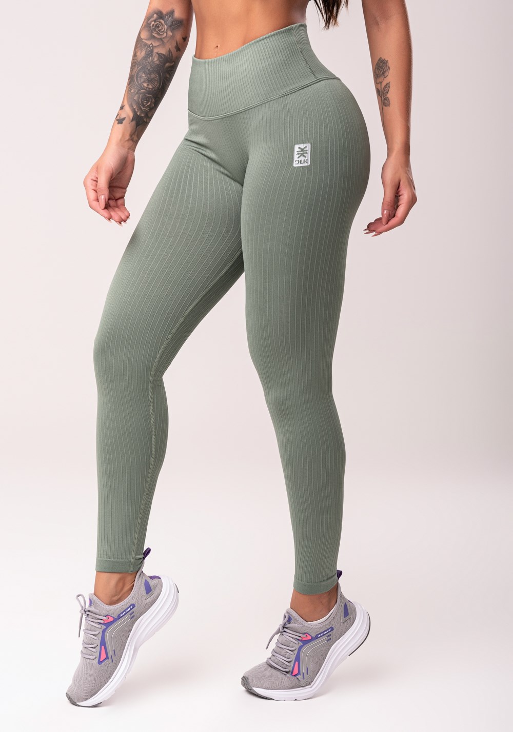 Legging fitness feminina verde com cós alto e detalhe em v seamless