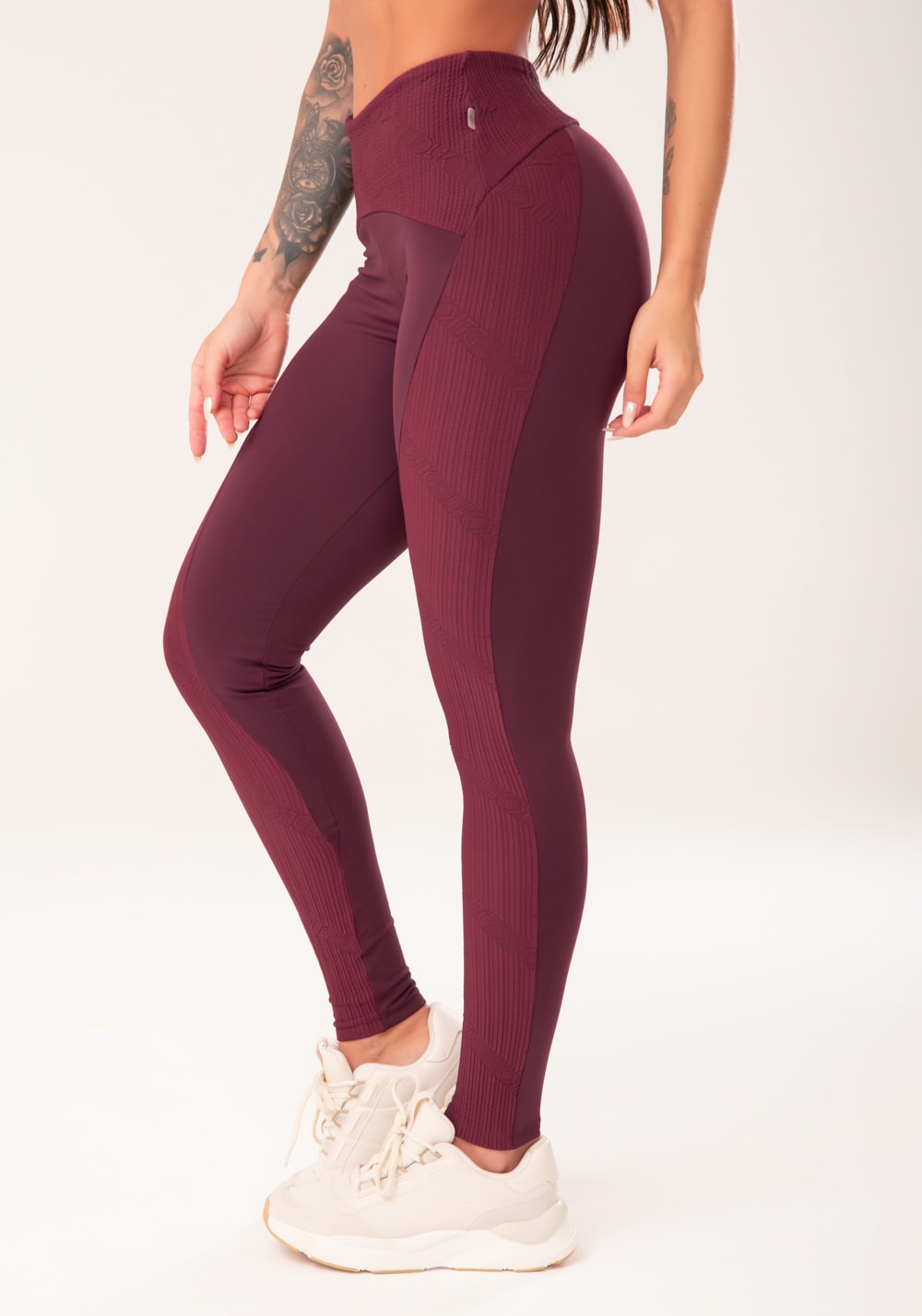 Legging fitness feminina vinho com recortes harmony