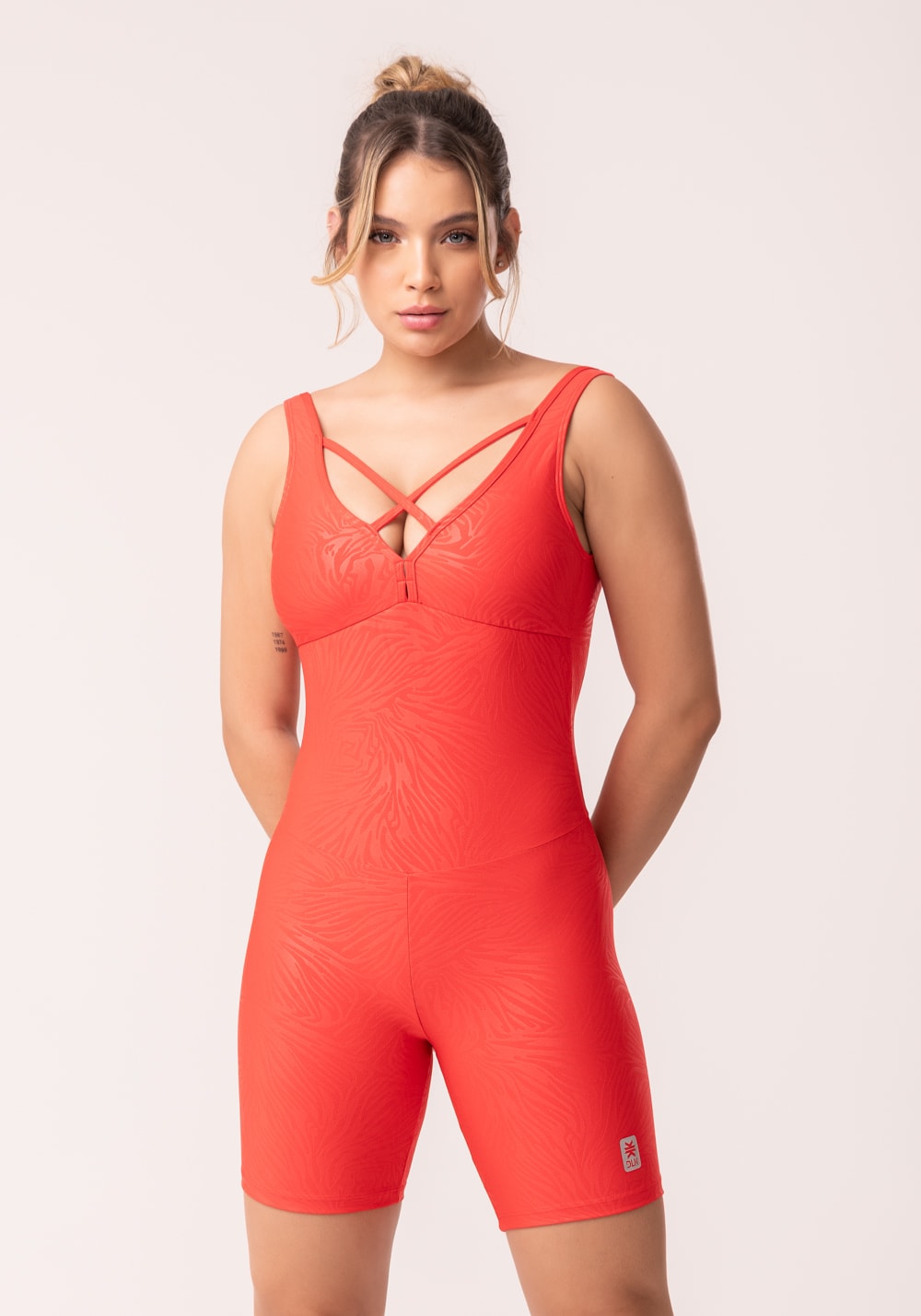 Macacão curto com bojo shine vermelho texturizado dlk