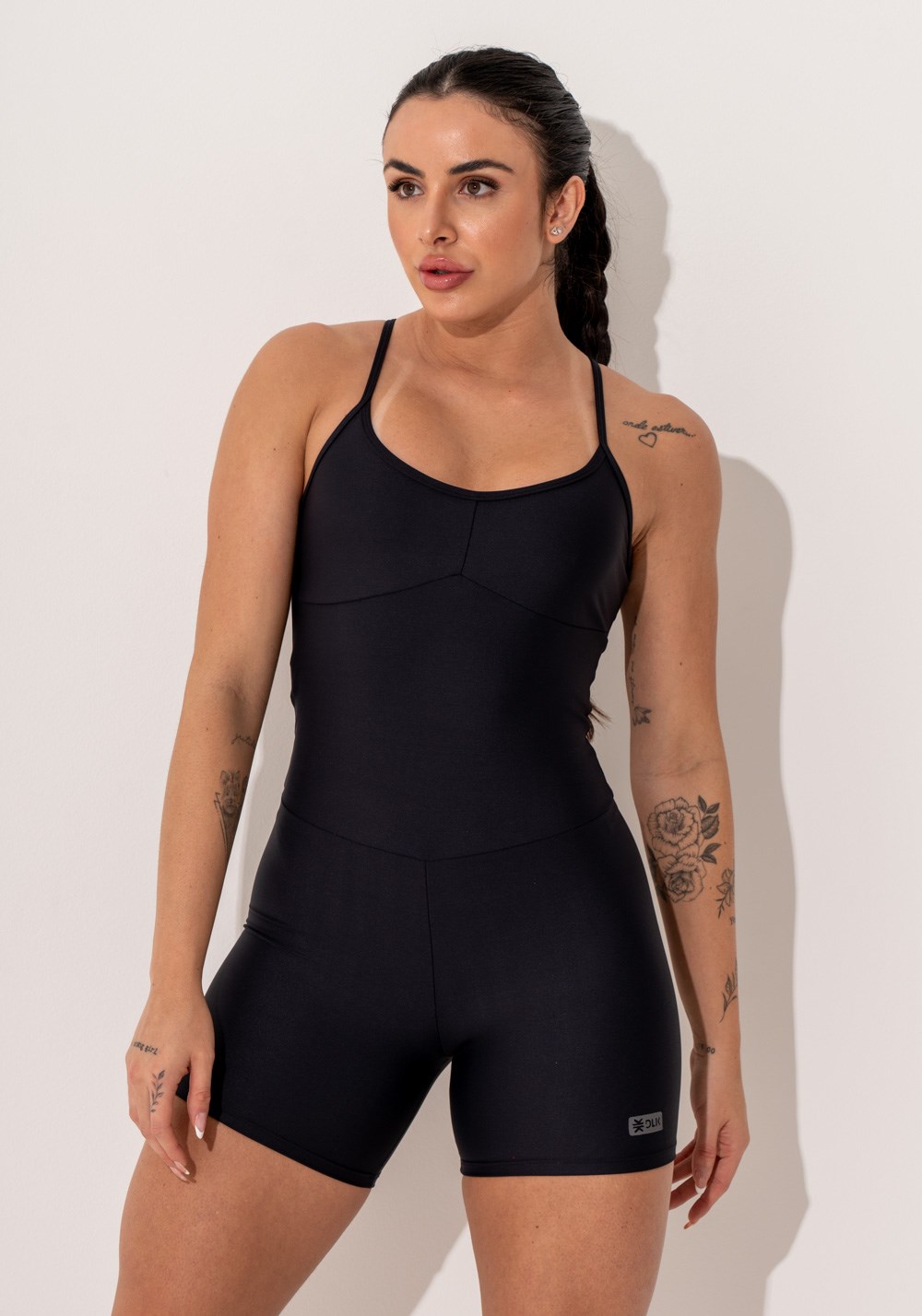 Macacão curto fitness feminino preto com detalhe em tela intense