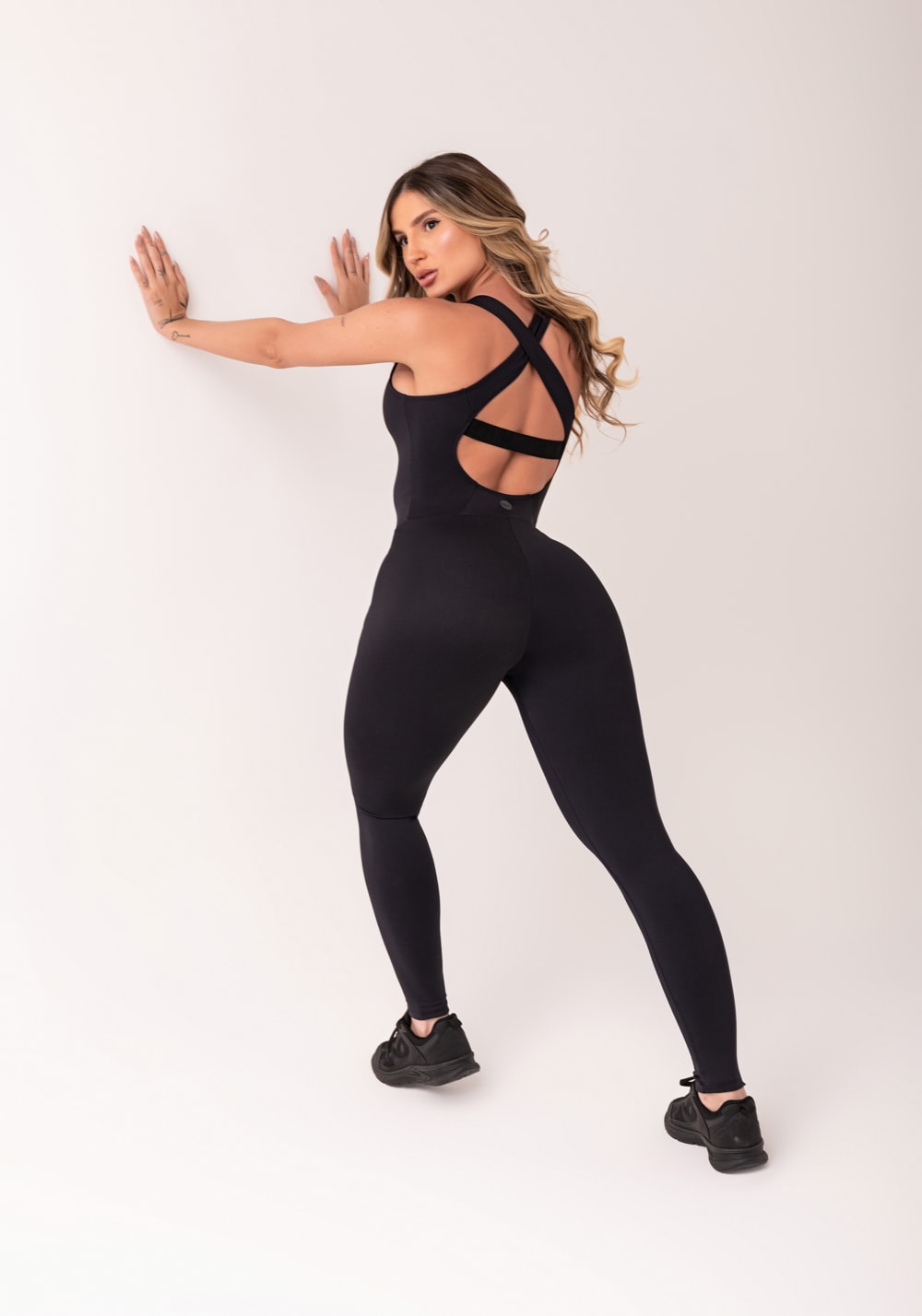 Macacão fitness feminino preto com elástico cruzado oasis dlk