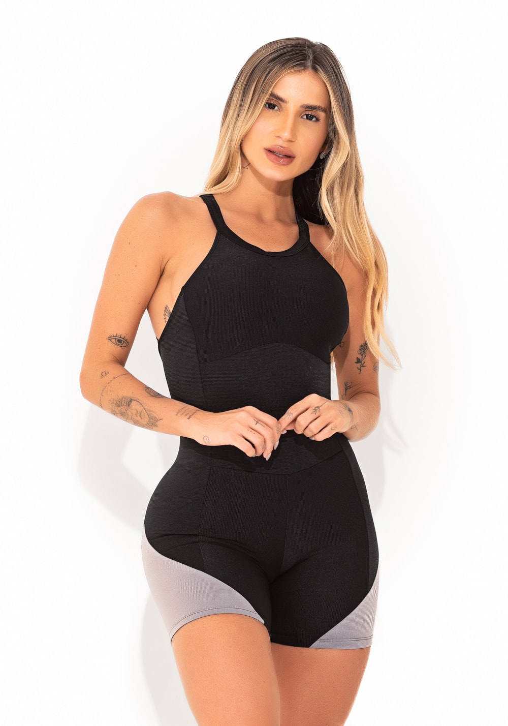 Macacão fitness feminino preto e cinza com recortes canelado elegance