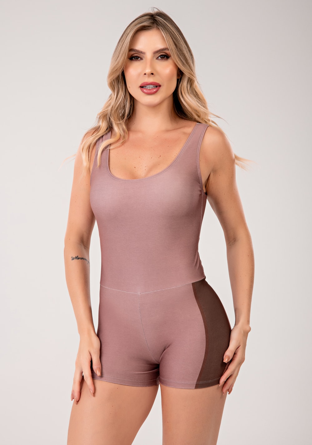 Macaquinho fitness feminino estampado belive marrom printed mousse