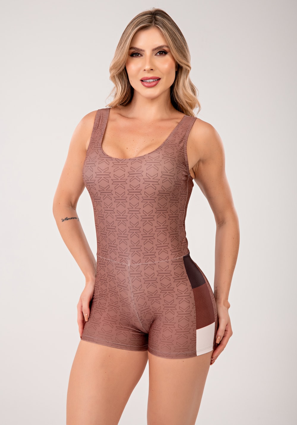 Macaquinho fitness feminino estampado motivation marrom printed mousse