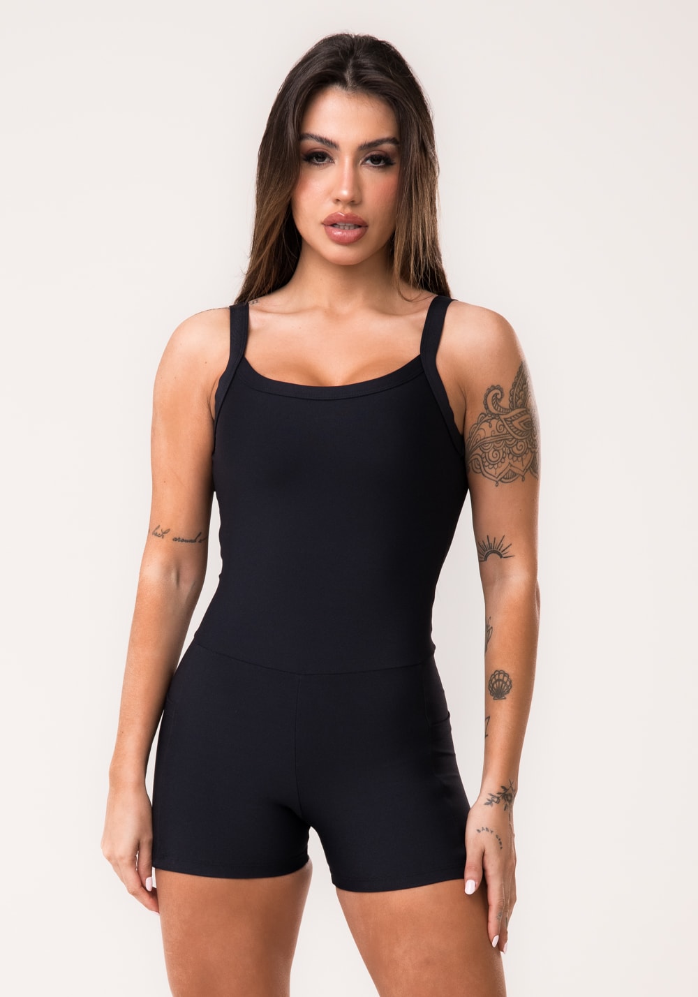 Macaquinho fitness feminino preto com bolsos aura dlk